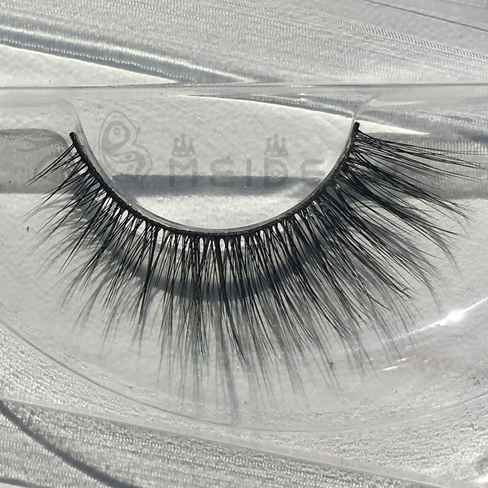 Natural look eyelash